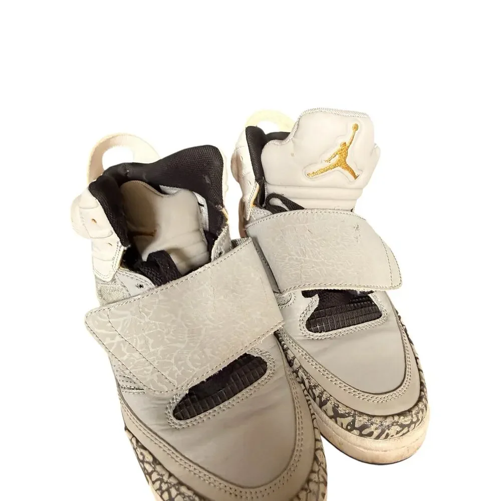 Jordan Youth Son of Mars Sneaker size 4.5Y Grey/White/Gold 512242 - 035